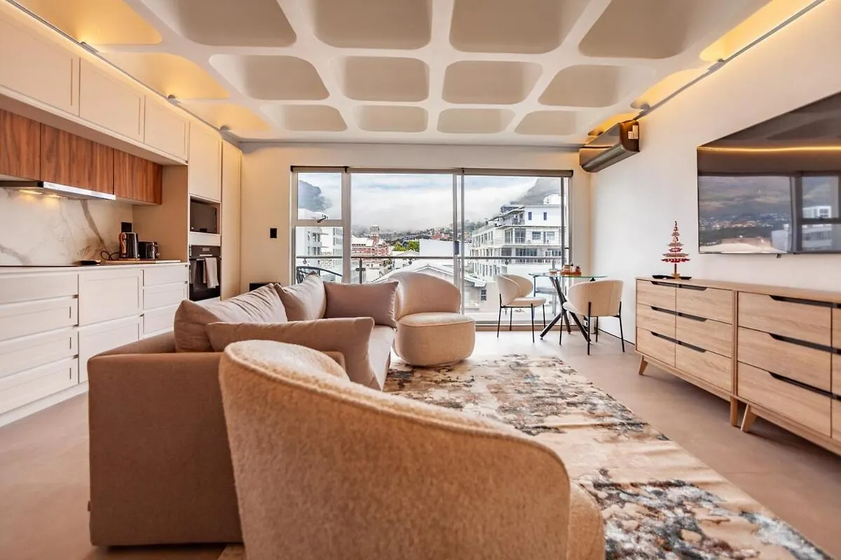 Luxury City-Center Apt With Balcony, Aircon & View ケープタウン アパート