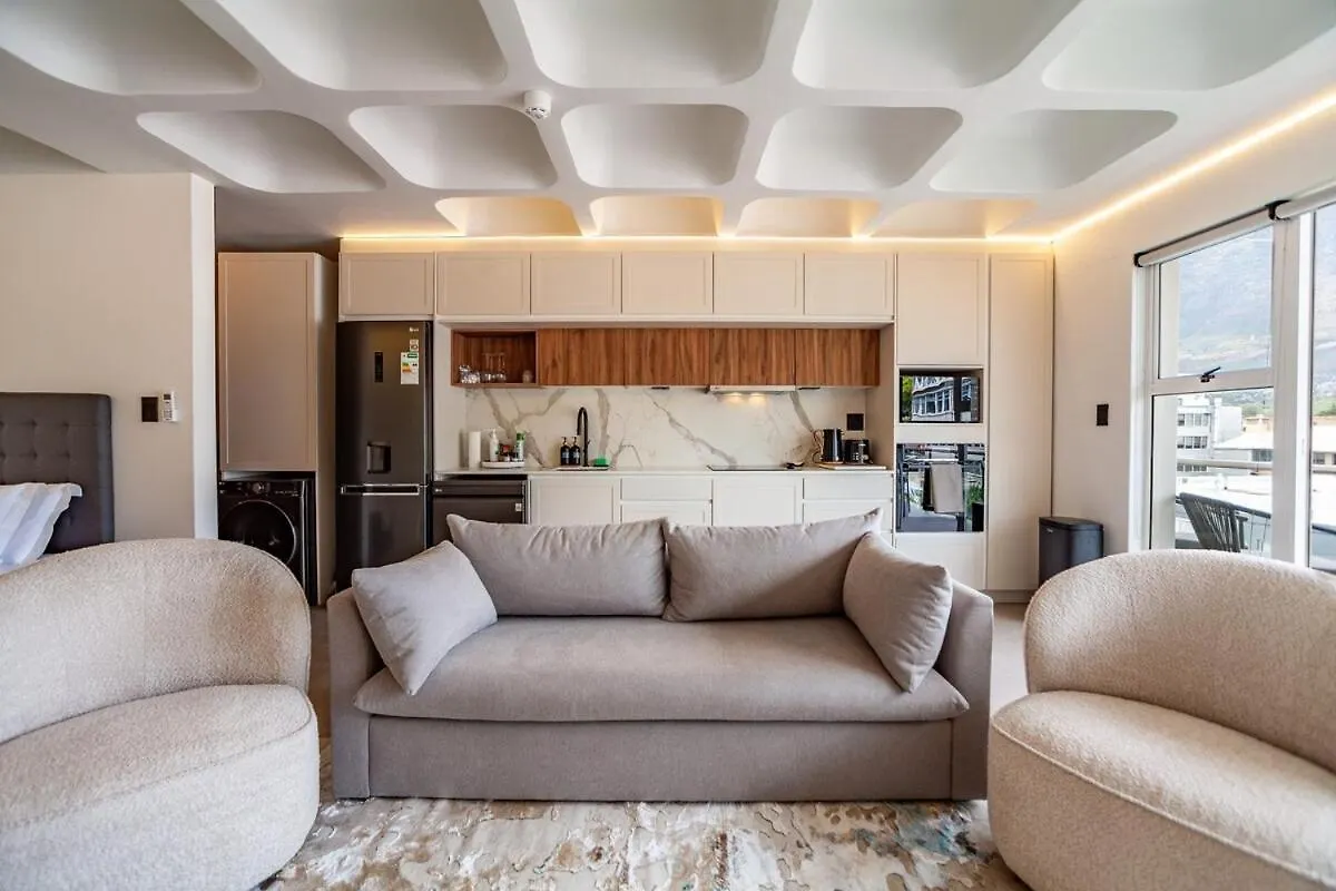 Luxury City-Center Apt With Balcony, Aircon & View ケープタウン アパート