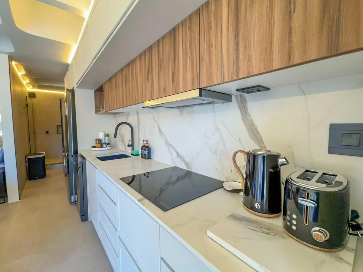 Luxury City-Center Apt With Balcony, Aircon & View ケープタウン アパート