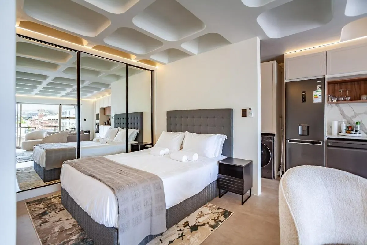 Luxury City-Center Apt With Balcony, Aircon & View ケープタウン 0*,